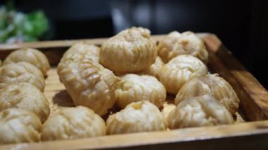 Pişirme tepsisinde pofuduk altın sarısı choux pastası. Yüksek kalite fotoğraf