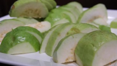 Dilimlenmiş ve tüm yeşil guava yakın plan fotoğraf. Yüksek kalite fotoğraf