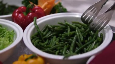 Beyaz ahşap bir masada kasede taze yeşil fasulye, üst manzara. Yüksek kalite fotoğraf