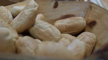 Ekmek sepete, ekmek sepete, ekmek de masaya. Yüksek kalite fotoğraf