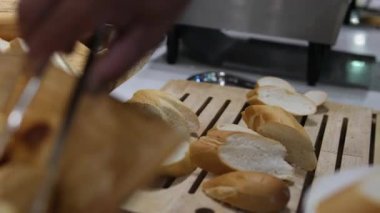 Koyu ahşap arka planda dilimlenmiş kepekli ekmeğin üst görüntüsü. Yüksek kalite fotoğraf