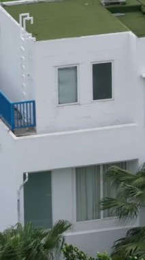 Otelin penceresinden çok katlı otellerin manzarası özel beyaz binalar bulutlu mavi gökyüzü Vietnam metropolünde gerçek hayat. Vietnam Danang 05.12.2025