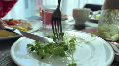 Beyaz ahşap zemin üzerinde soğan, domates, biber, yumurta ve peynirle doldurulmuş omlet ve çatal. Kahvaltı için sağlıklı diyet yemeği. Lezzetli sabah yemeği. Üst görünüm, kapat, döndür. 