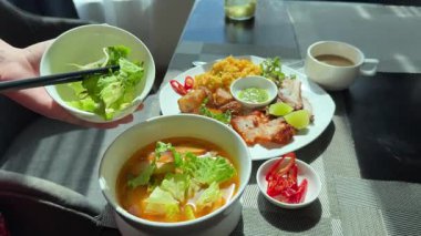 Lezzetli bir Vietnam yemeğinin tepeden tırnağa görüntüsü. Vietnam mutfağına sebze çorbası ekle.