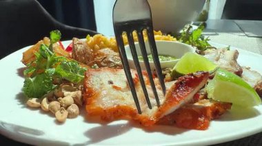 Bir parça yağlı domuz etini çatalla sosa batır. Yüksek kalite 4k görüntü