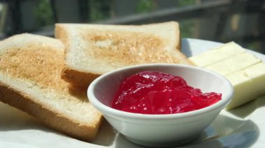 Ev yapımı çilek reçelli tost ekmeği ve kahvaltıda ya da kahvaltıda tereyağlı portakal reçeli. Yüksek kalite fotoğraf