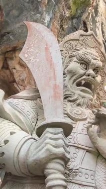 Arka planda genişleyen şehir manzaralı mermer dağların Asya Genişletici Manzarası. Da Nang, Vietnam 05.19.2025