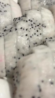 Ejderha meyve diliminin videosu. Ejderha meyve dilimi dokusu disk etrafında dönmeye devam etti. Yüksek kalite 4k görüntü