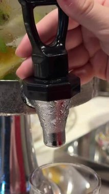Ev yapımı alkolsüz mojito yapıyorum. Buzlu, naneli, limonlu ve limonlu plastik bardağa maden suyu dök. Sabahın köründe limonata hazırlıyorum. Yaz içeceği. Yüksek kalite 4k görüntü