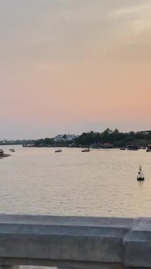 Hoi An Antik Kasabası, Vietnam 'da gün batımında büyük bir yürüyüş yolu. Aşağıda teknelerle süslenmiş, altı çizili bir yol. Nehir, tekne, gün batımı Hoi An City Vietnam 05.02.2025