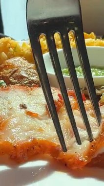 Bir parça yağlı domuz etini çatalla sosa batır. Yüksek kalite 4k görüntü