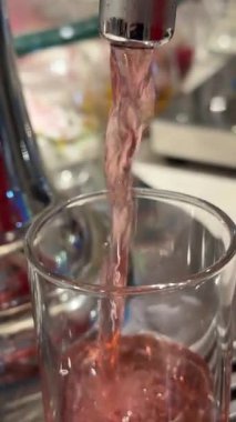 Büfedeki üzüm suyuna kırmızı içecek dök. Yüksek kalite 4k görüntü