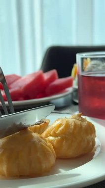 Tuzlu somonlu profiterol. Şarap için hafif bir atıştırmalık. Video kaydı. Yüksek kalite 4k görüntü