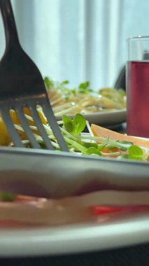 Bıçak ve çatalla yemek. Sunny Plate piercing prosciutto bonfile fileto domuz eti. Sağlıksız et. Yüksek kalite 4k görüntü