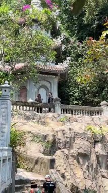 Arka planda genişleyen şehir manzaralı mermer dağların Asya Genişletici Manzarası. Da Nang, Vietnam 05.19.2025