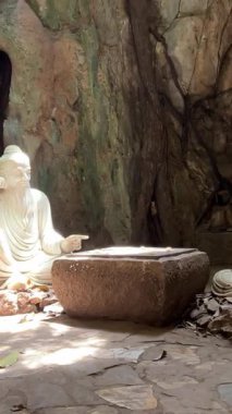 Da Nang, Vietnam, Asya Mermer Dağları 'nın Arkaplan' da gözler önüne serilen manzarası. Yüksek kalite 4k görüntü