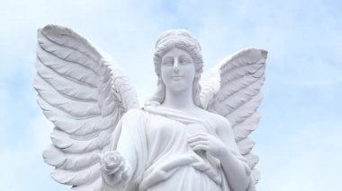 Teleferiği çekiyor. Füniküler çekimler mimari kaleler sanat sarayları sanat dağları yükseklik turizm mekanları güzel manzaralar harika ünlü yerler. Ba Na Hills Da Nang Vietnam 05.21.2025