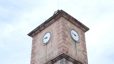 Teleferiği çekiyor. Füniküler çekimler mimari kaleler sanat sarayları sanat dağları yükseklik turizm mekanları güzel manzaralar harika ünlü yerler. Ba Na Hills Da Nang Vietnam 05.21.2025