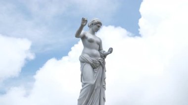 Teleferiği çekiyor. Füniküler çekimler mimari kaleler sanat sarayları sanat dağları yükseklik turizm mekanları güzel manzaralar harika ünlü yerler. Ba Na Hills Da Nang Vietnam 05.21.2025