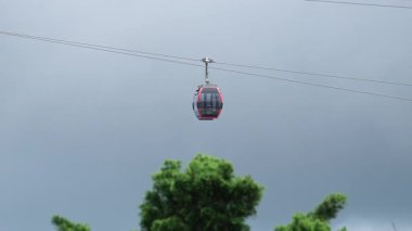 Teleferiği çekiyor. Füniküler çekimler mimari kaleler sanat sarayları sanat dağları yükseklik turizm mekanları güzel manzaralar harika ünlü yerler. Ba Na Hills Da Nang Vietnam 05.21.2025