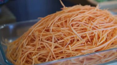 Dilimlenmiş turuncu havuç tabağının yukarıdan görünüşü. Yüksek kalite fotoğraf