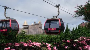 Teleferiği çekiyor. Füniküler çekimler mimari kaleler sanat sarayları sanat dağları yükseklik turizm mekanları güzel manzaralar harika ünlü yerler. Ba Na Hills Da Nang Vietnam 05.21.2025