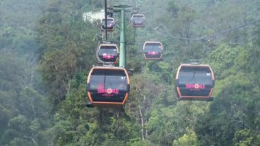 Ba na Hills teleferikli danang. Asya 'da yaz günü Sun World Ba Na Hills eğlence parkında dağlarda kulübeleri olan çalışan bir teleferik. Da Nang, Vietnam 05.21.2025