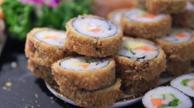 Üzerine kremalı suşi sarmaları, kaşık, garnitür, çıtır çıtır ekmek, canlı renkler, profesyonel sunum, yemek hazırlama. Yüksek kalite 4k görüntü