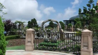 Teleferiği çekiyor. Füniküler çekimler mimari kaleler sanat sarayları sanat dağları yükseklik turizm mekanları güzel manzaralar harika ünlü yerler. Ba Na Hills Da Nang Vietnam 05.21.2025