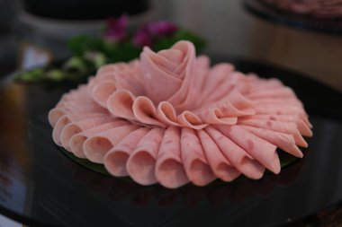 Jambon dilimleri Lezzetli ızgara et, canlı biberler ve taze sebzelerle servis edilir. Yüksek kalite 4k görüntü