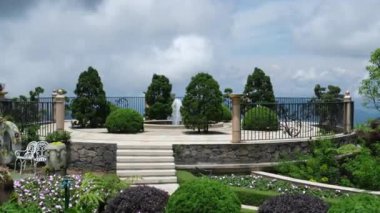 Teleferiği çekiyor. Füniküler çekimler mimari kaleler sanat sarayları sanat dağları yükseklik turizm mekanları güzel manzaralar harika ünlü yerler. Ba Na Hills Da Nang Vietnam 05.21.2025