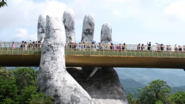 ba na hills danang çarpıcı kemer köprüler bir dağ, Da Nang Golden Bridge nefes kesici manzara sunuyor. Yüksek kalite 4k görüntü