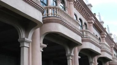 Teleferiği çekiyor. Füniküler çekimler mimari kaleler sanat sarayları sanat dağları yükseklik turizm mekanları güzel manzaralar harika ünlü yerler. Ba Na Hills Da Nang Vietnam 05.21.2025