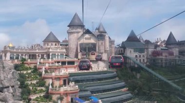 Teleferiği çekiyor. Füniküler çekimler mimari kaleler sanat sarayları sanat dağları yükseklik turizm mekanları güzel manzaralar harika ünlü yerler. Ba Na Hills Da Nang Vietnam 05.21.2025