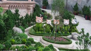 Teleferiği çekiyor. Füniküler çekimler mimari kaleler sanat sarayları sanat dağları yükseklik turizm mekanları güzel manzaralar harika ünlü yerler. Ba Na Hills Da Nang Vietnam 05.21.2025