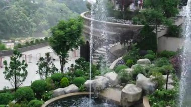 Teleferiği çekiyor. Füniküler çekimler mimari kaleler sanat sarayları sanat dağları yükseklik turizm mekanları güzel manzaralar harika ünlü yerler. Ba Na Hills Da Nang Vietnam 05.21.2025