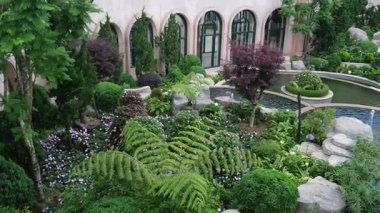 Teleferiği çekiyor. Füniküler çekimler mimari kaleler sanat sarayları sanat dağları yükseklik turizm mekanları güzel manzaralar harika ünlü yerler. Ba Na Hills Da Nang Vietnam 05.21.2025