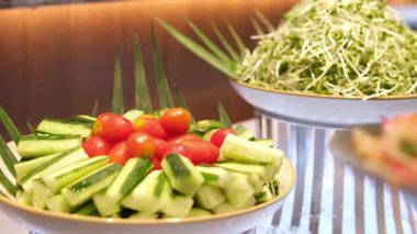Dilimlenmiş domatesli taze sebze tabağı, salatalık, havuç ve beyaz arka planda kremalı Herb Dip ile servis edilen Bell Peppers. Salatalık domates tabağı.