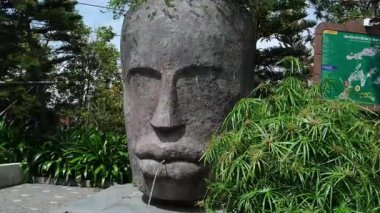 Teleferiği çekiyor. Füniküler çekimler mimari kaleler sanat sarayları sanat dağları yükseklik turizm mekanları güzel manzaralar harika ünlü yerler. Ba Na Hills Da Nang Vietnam 05.21.2025