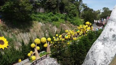 Teleferiği çekiyor. Füniküler çekimler mimari kaleler sanat sarayları sanat dağları yükseklik turizm mekanları güzel manzaralar harika ünlü yerler. Ba Na Hills Da Nang Vietnam 05.21.2025