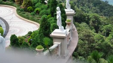 Teleferiği çekiyor. Füniküler çekimler mimari kaleler sanat sarayları sanat dağları yükseklik turizm mekanları güzel manzaralar harika ünlü yerler. Ba Na Hills Da Nang Vietnam 05.21.2025