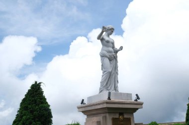 Teleferiği çekiyor. Füniküler çekimler mimari kaleler sanat sarayları sanat dağları yükseklik turizm mekanları güzel manzaralar harika ünlü yerler. Ba Na Hills Da Nang Vietnam 05.21.2025