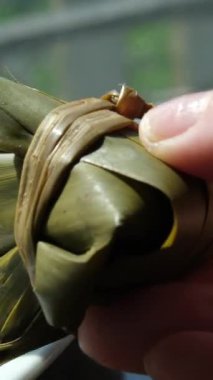 Bambu ya da kamış yapraklarına sarılı zongzi pilavlı hamur tatlısı. Yüksek kalite 4k görüntü