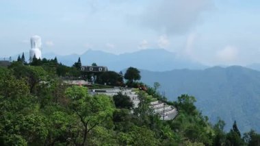 Teleferiği çekiyor. Füniküler çekimler mimari kaleler sanat sarayları sanat dağları yükseklik turizm mekanları güzel manzaralar harika ünlü yerler. Ba Na Hills Da Nang Vietnam 05.21.2025