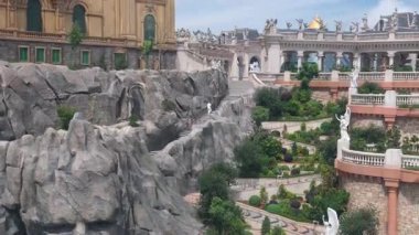 Teleferiği çekiyor. Füniküler çekimler mimari kaleler sanat sarayları sanat dağları yükseklik turizm mekanları güzel manzaralar harika ünlü yerler. Ba Na Hills Da Nang Vietnam 05.21.2025