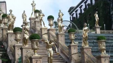 Peterhof altın heykelleri çekimleri kopyalıyor mimari kaleler sanat sarayları yükseklik turizm mekanları güzel manzaralar ünlü mekanlar için. Ba Na Hills Da Nang Vietnam 05.21.2025