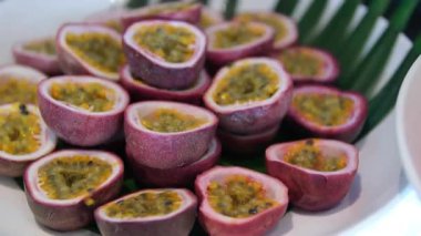 Passion Fruit, Maracuya beyaz arka planda. Taze Organik Tutku Meyvesi Egzotik Meyveleri Kapatın. Yüksek kalite 4k görüntü