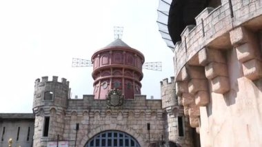 Moulin Rouge Yel değirmeni Fransa Kaleleri sanat sarayları yükseklik turizmi fotoğrafları için güzel manzaralı ünlü yerler. Ba Na Hills Da Nang Vietnam 05.21.2025