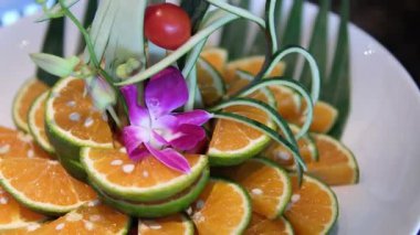 Vietnam yeşil portakalları tabakta kesilmiş güzel dekorasyon çiçekleri açık büfe oteller restoranı. Yüksek kalite 4k görüntü