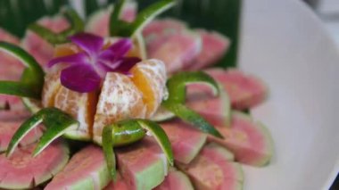 Kırmızı guava sepetine yakın çekim. Yüksek kalite 